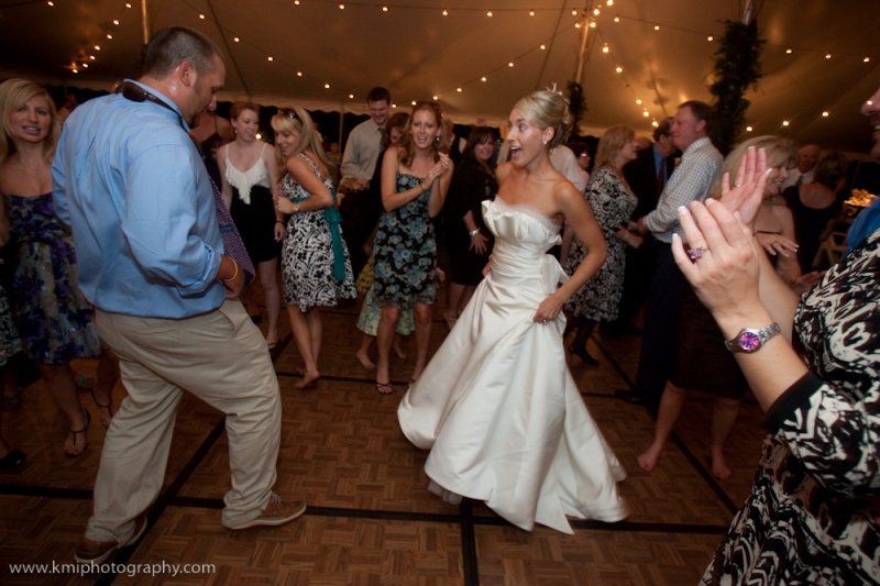 bride-getting-down